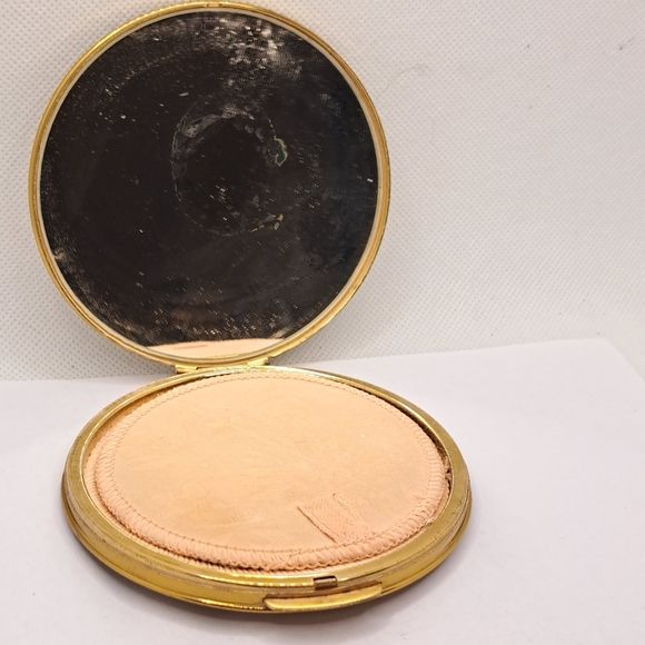 Vntage American Gold Tone Deer design Compact, 1950’s - Picture 6 of 9